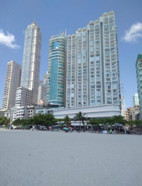 Apartamento pé na areia Balneário Camboriú! Av. Atlântica.